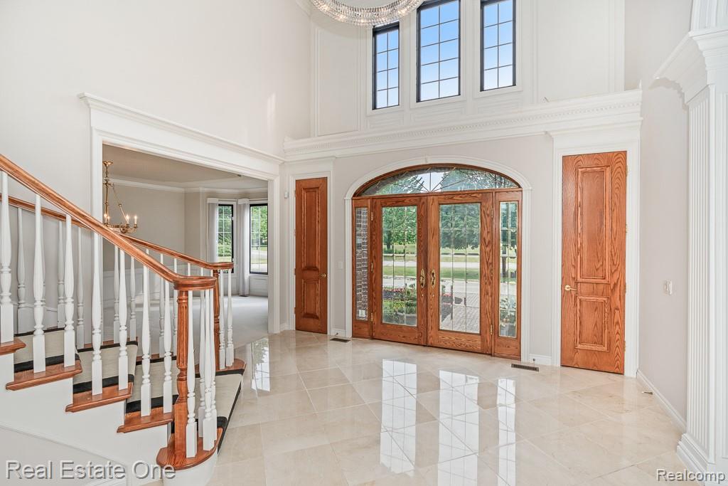 5575 Murfield Drive Rochester, MI 48306 - Photo 2 of 53 2-story entry