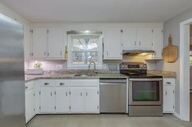 $575,000 | 9 Northfield Road, Amherst, NH 03031