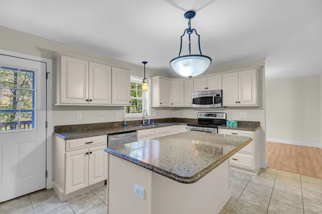 $475,000 | 943 Mt Vernon Road, Southington, CT 06489