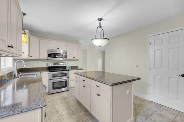 $475,000 | 943 Mt Vernon Road, Southington, CT 06489