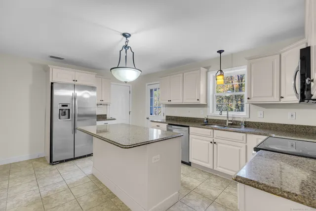 $475,000 | 943 Mt Vernon Road, Southington, CT 06489