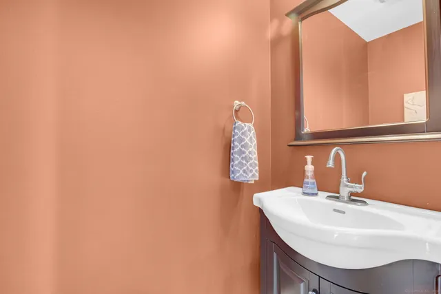 $475,000 | 943 Mt Vernon Road, Southington, CT 06489