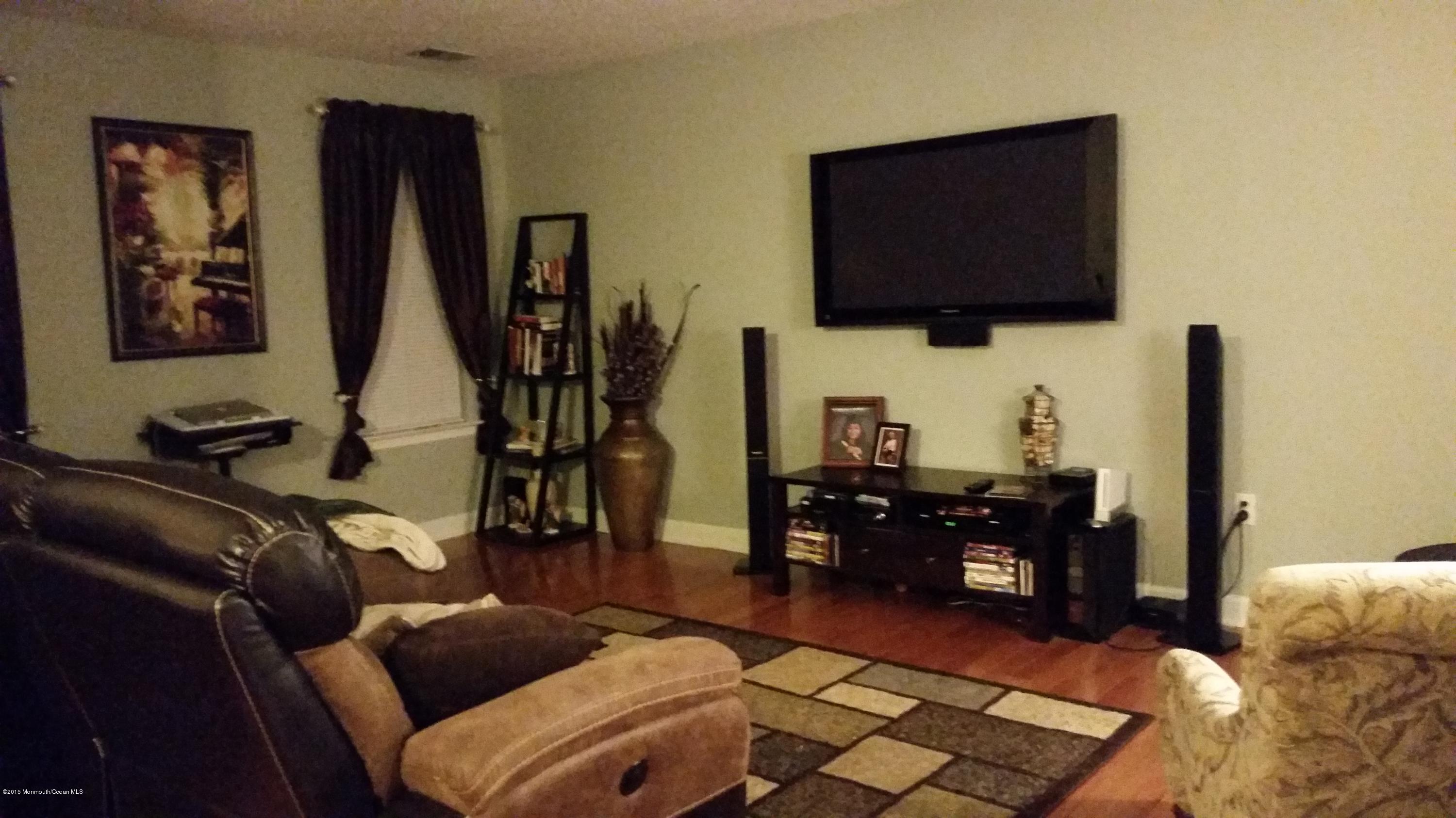 17 Farragut Square Freehold, NJ 07728 - Photo 6 of 11 20150410_221215