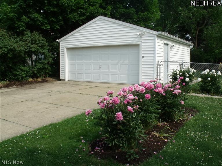 1640 Lyndhurst Road Lyndhurst, OH 44124 - Photo 5 of 22 Newer 2.5 car garage.