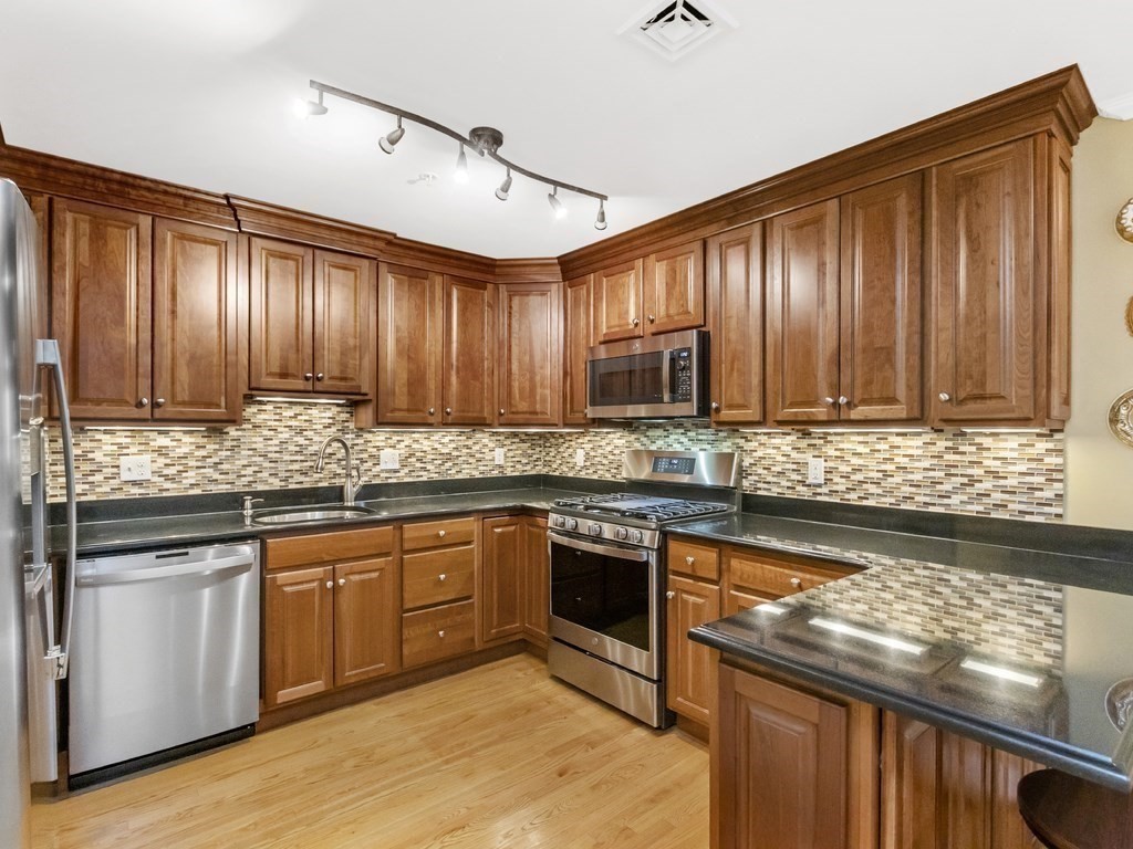 32 Common Street, Unit 2 Waltham, MA 02451 - Photo 3 of 37