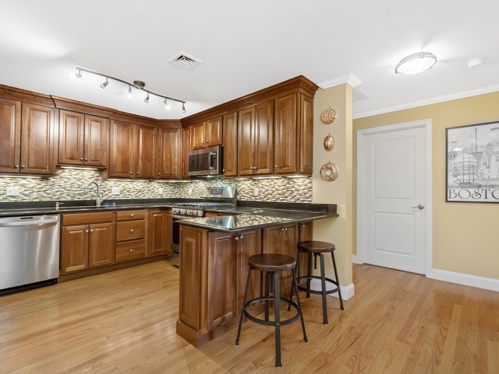 32 Common Street, Unit 2 Waltham, MA 02451 - Photo 4 of 37