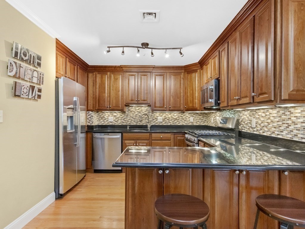 32 Common Street, Unit 2 Waltham, MA 02451 - Photo 5 of 37