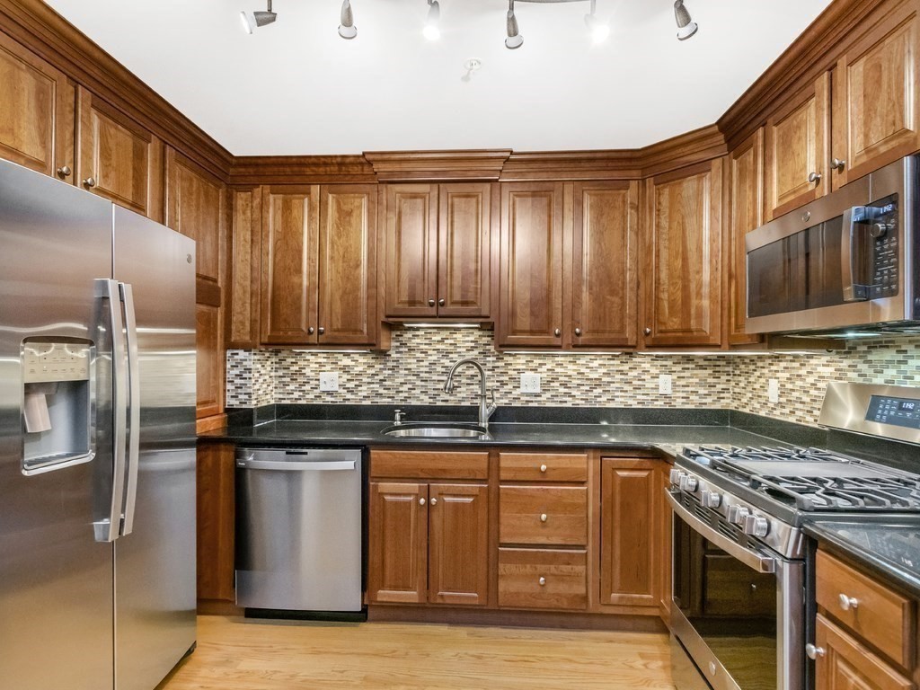 32 Common Street, Unit 2 Waltham, MA 02451 - Photo 6 of 37
