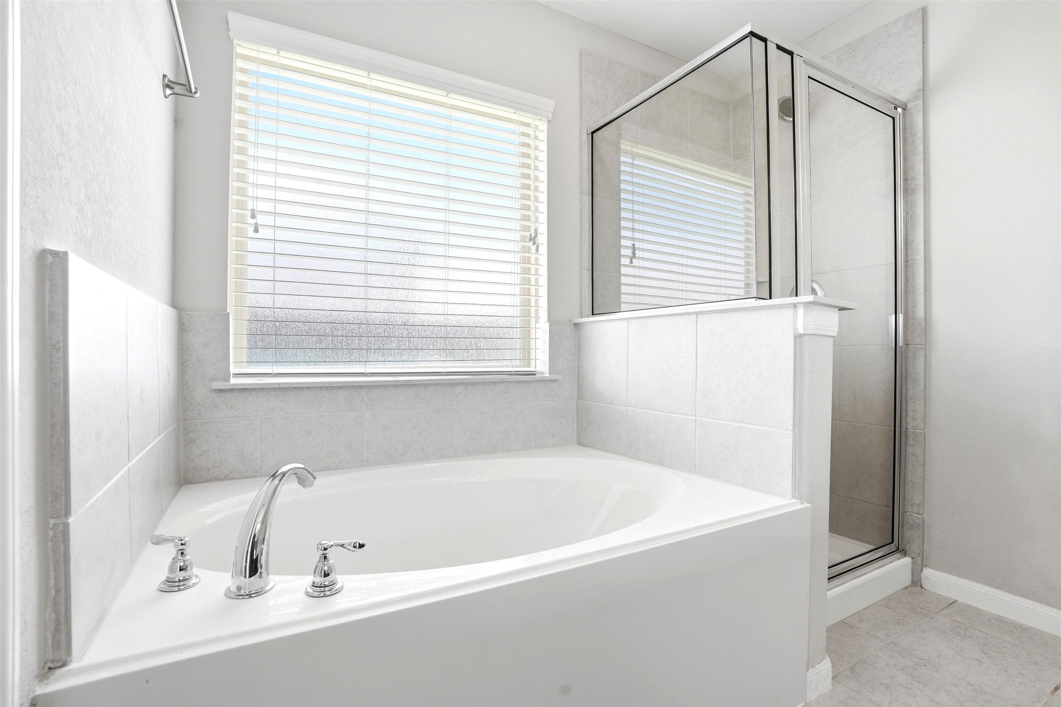 3718 Logandale Ridge Lane Katy, TX 77493 - Photo 19 of 28 Soaking tub separate from shower