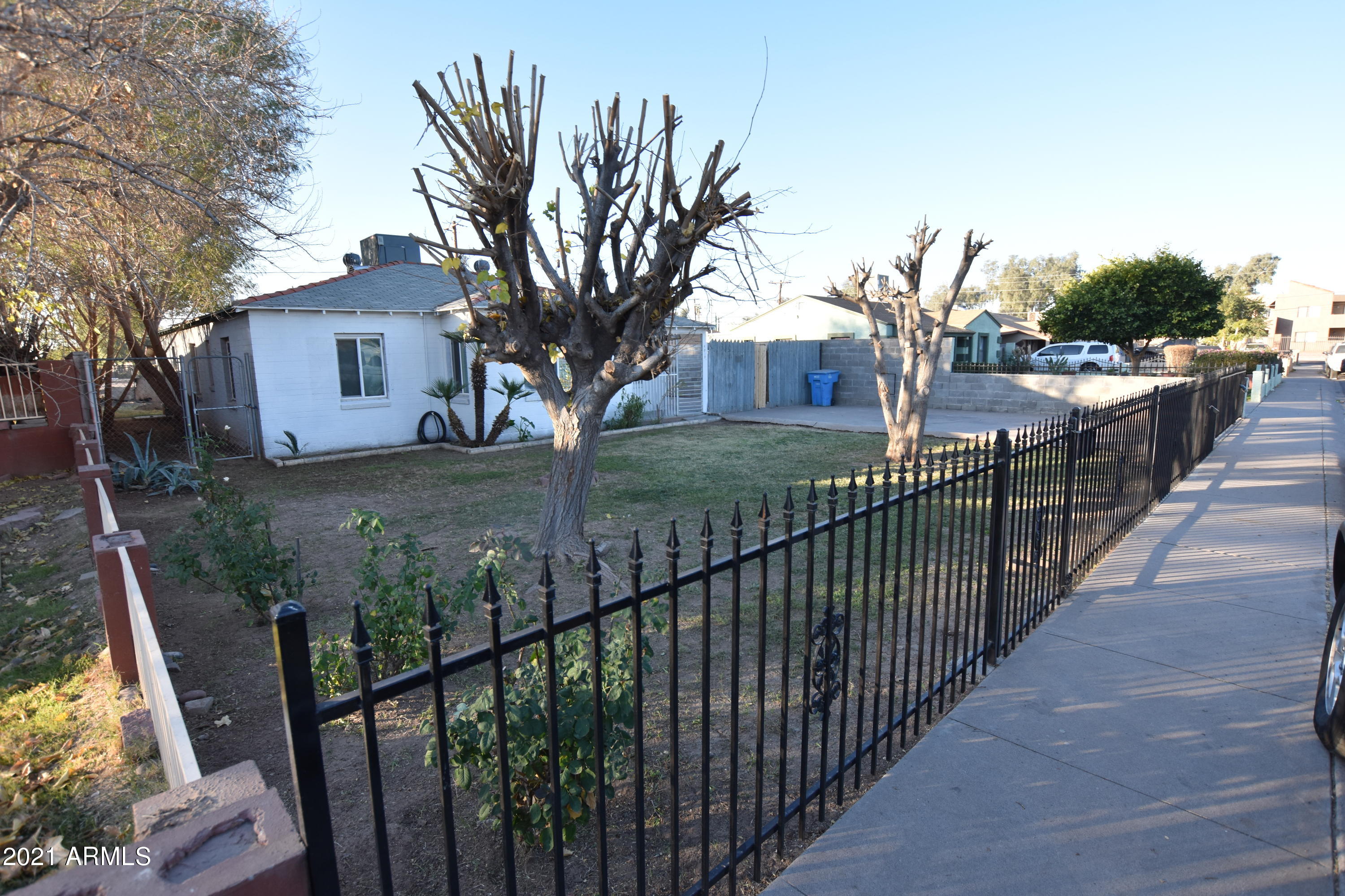 4019 West Almeria Road Phoenix, AZ 85009 - Photo 7 of 38 DSC_0544