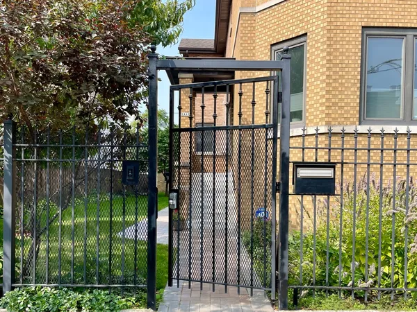 $2,850 | 2112 North Sawyer Avenue, Unit I, Chicago, IL 60647