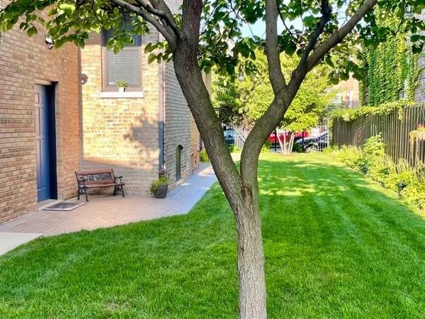 $2,850 | 2112 North Sawyer Avenue, Unit I, Chicago, IL 60647