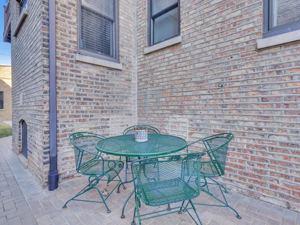 $2,850 | 2112 North Sawyer Avenue, Unit I, Chicago, IL 60647