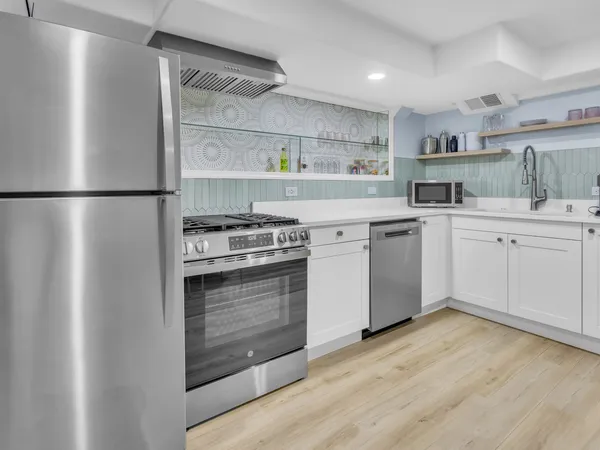 $2,850 | 2112 North Sawyer Avenue, Unit I, Chicago, IL 60647