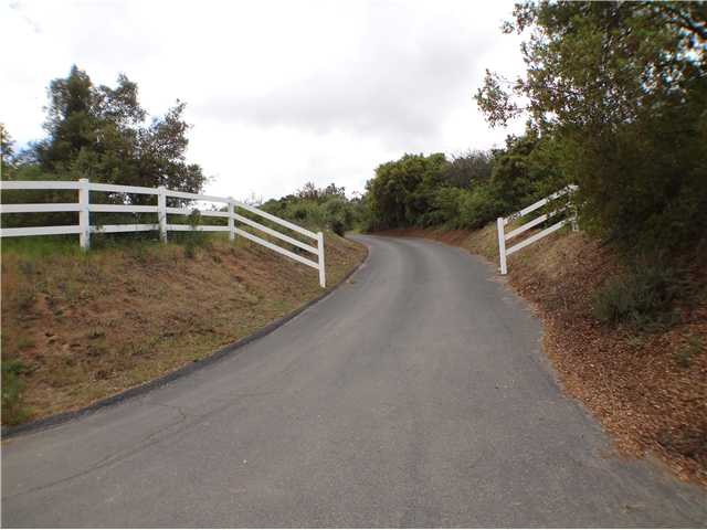 18263 Chablis Road Ramona, CA 92065 - Photo 4 of 25 Split rail vinyl fencing upon entering your private oasis.