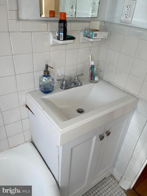 2040-2040 Belmont Road Northwest, Unit 423 Washington, DC 20009 - Photo 14 of 18 a kitchen with a sink and cabinets