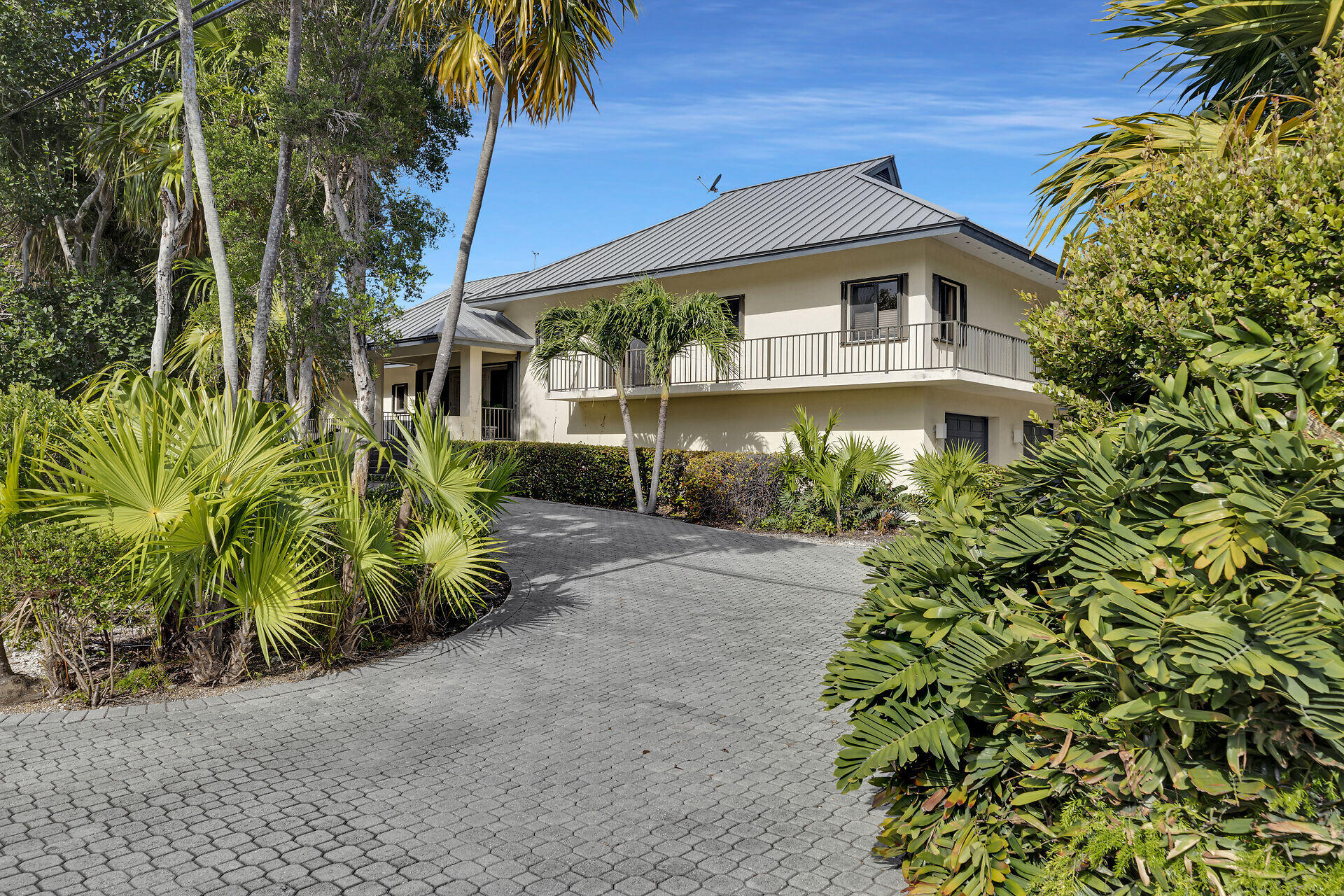 112 Bimini Drive Duck Key, FL 33050 - Photo 32 of 36 112-Bimini-Drive-right-side-front