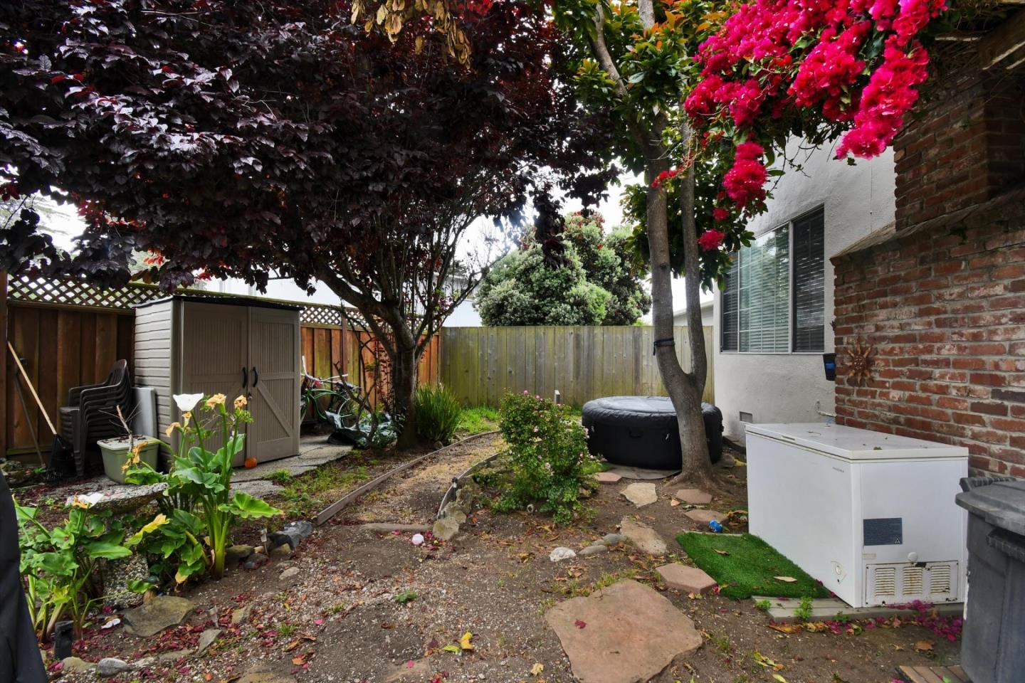 160 Clarendon Road Pacifica, CA 94044 - Photo 18 of 81 a garden view with a seating space