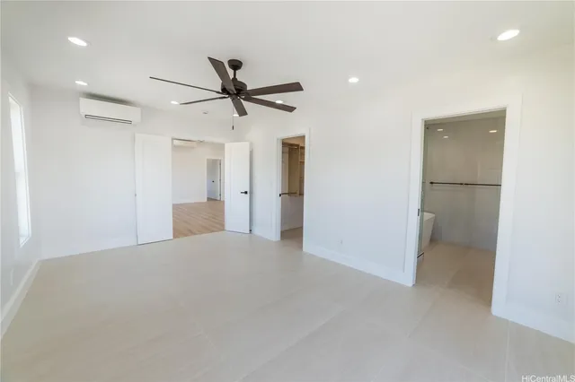 a view of a livingroom with a ceiling fan & entryway