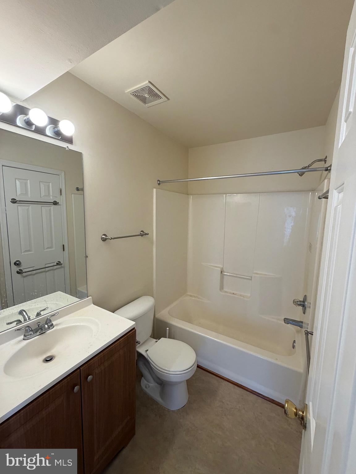 3906 Elan Court, Unit 52 Bowie, MD 20716 - Photo 8 of 16 Upper batgroom
