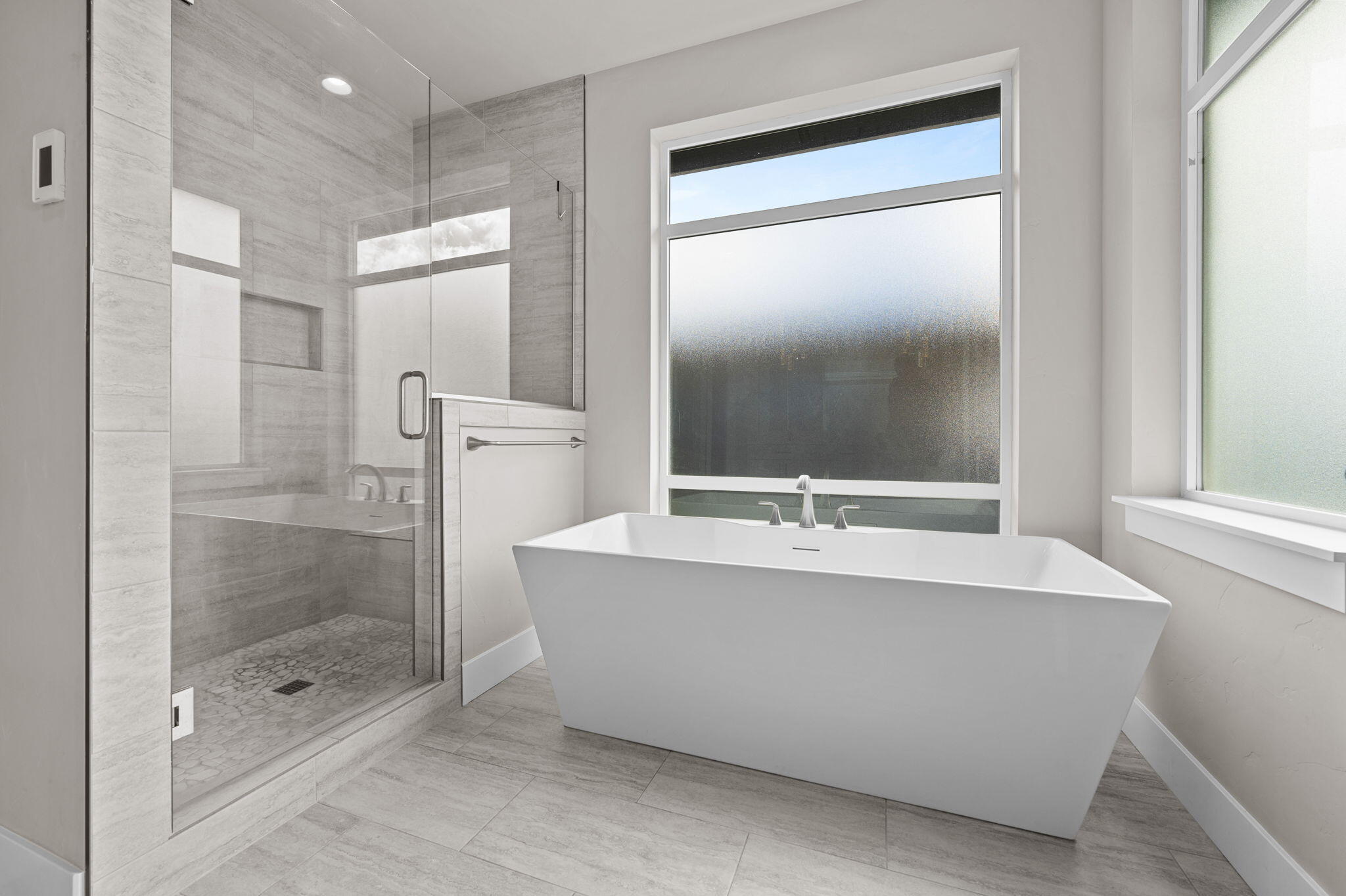 3726 Southwest 45th Street Redmond, OR 97756 - Photo 19 of 40 Soaker Tub with Tiled Shower