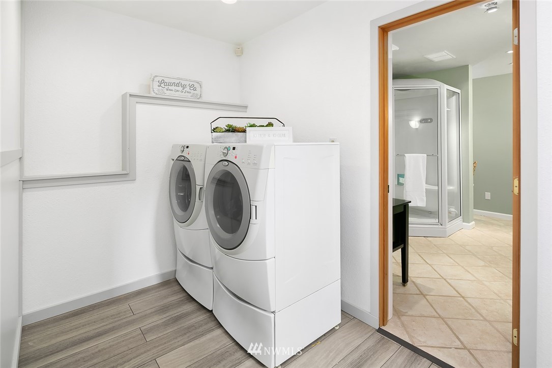 2526 Mill Avenue South Renton, WA 98055 - Photo 19 of 33 a view of a hallway with washer and dryer