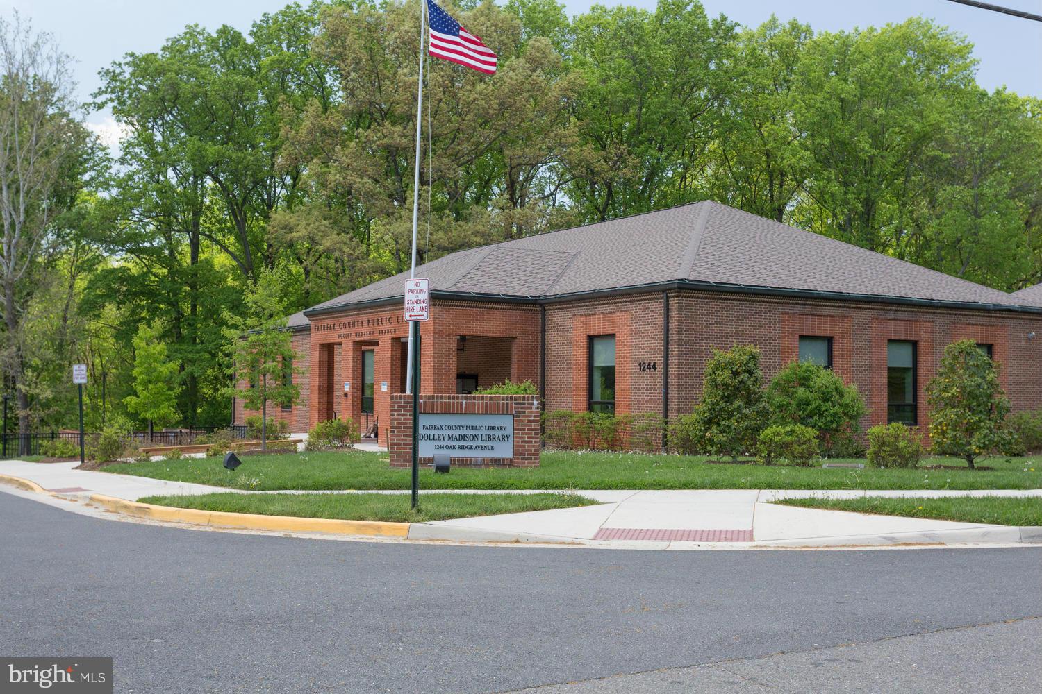 7305 Hooking Road McLean, VA 22101 - Photo 22 of 24 Library
