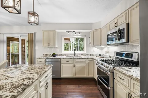 $550,000 | 911 Hemingway Lane, Weldon Spring, MO 63304