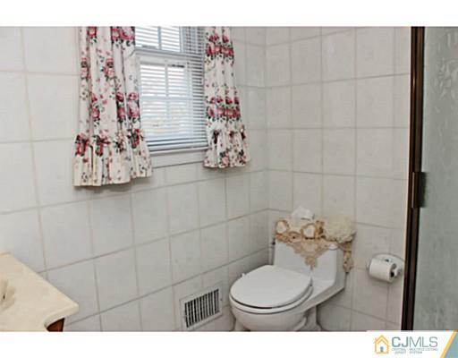 69 Overhill Road East Brunswick, NJ 08816 - Photo 7 of 25 Gallery Image 7