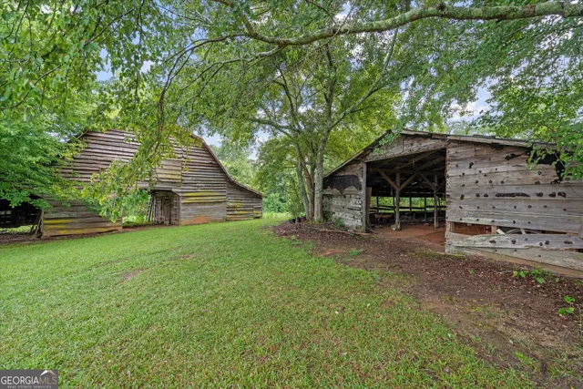 a view of a house with backyard and sitting area