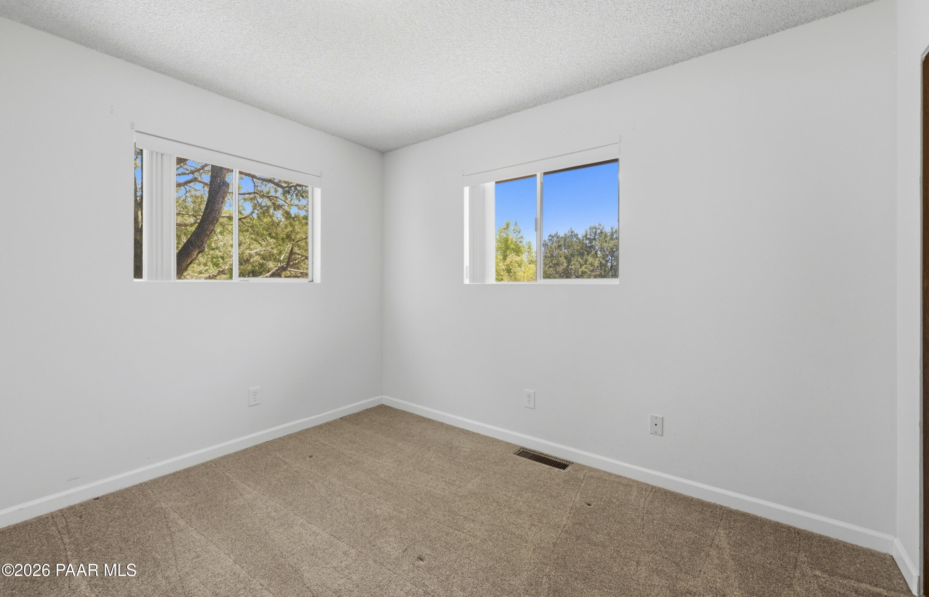 1775 Grandview Road Prescott, AZ 86305 - Photo 20 of 42 an empty room with windows