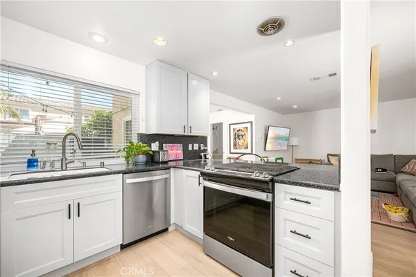 $3,059,999 | 140 12th Street, Seal Beach, CA 90740