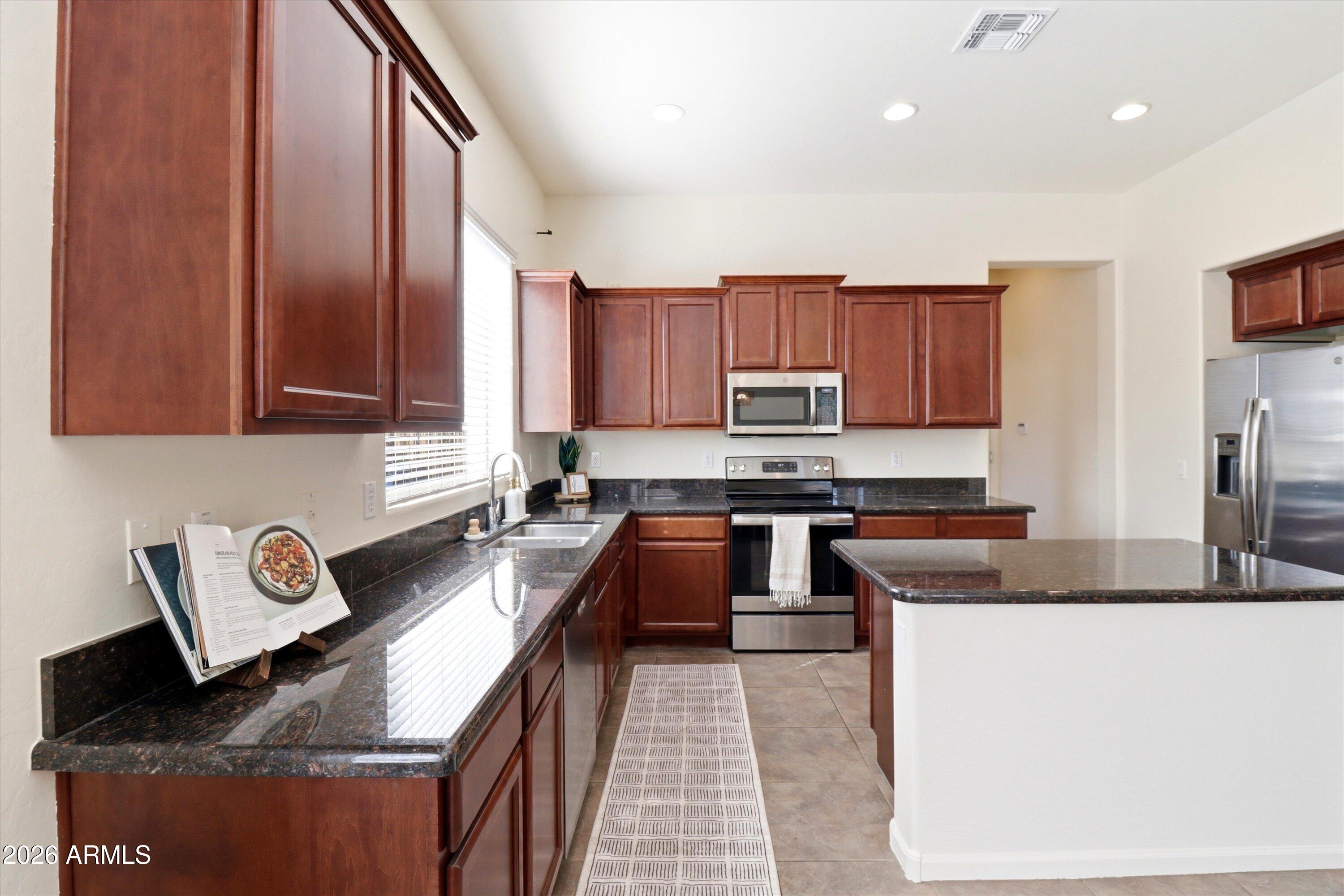 6758 Rachael Way Gilbert, AZ 85298 - Photo 11 of 32 Kitchen