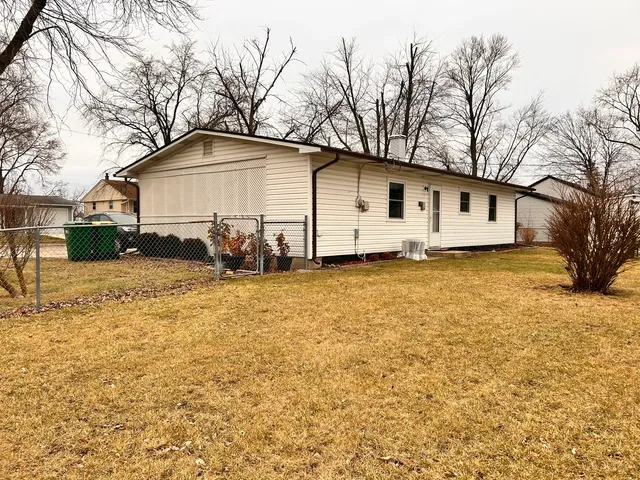 a view of a house with a backyard