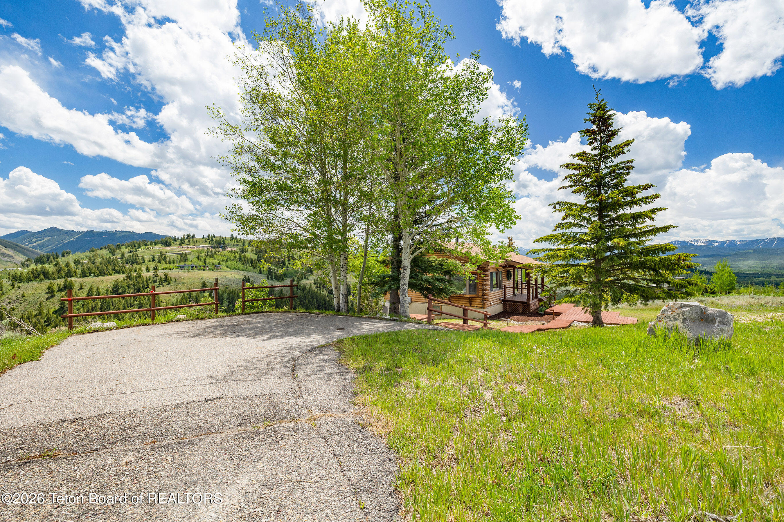 555 Ridgeview Drive Jackson, WY 83001 - Photo 21 of 23 21 Exterior Driveway_email