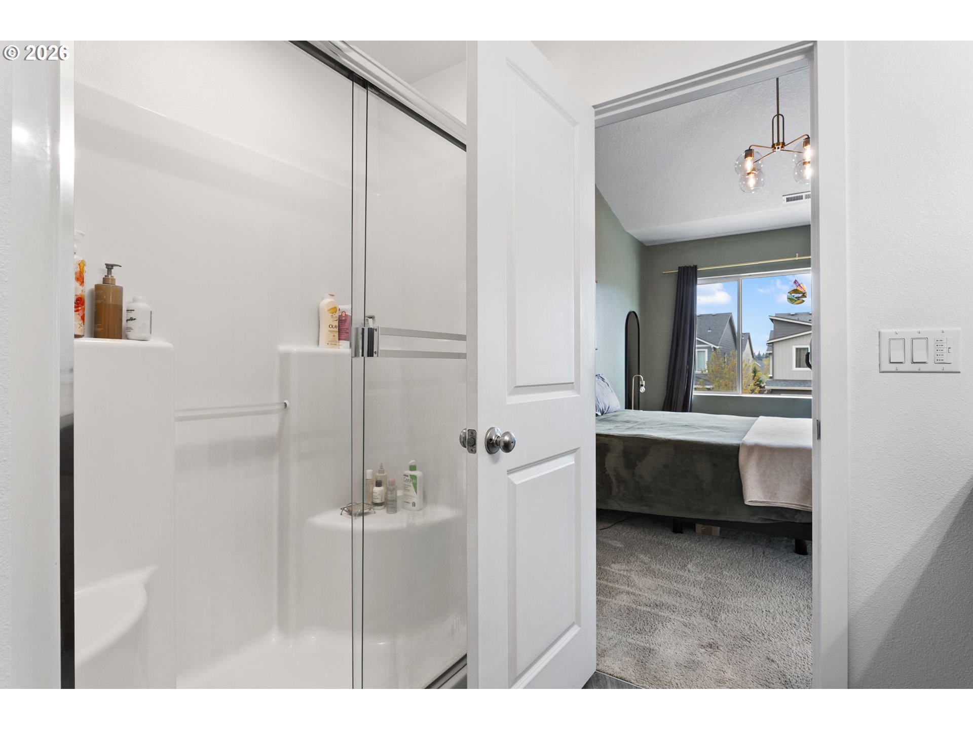 808 South 23rd Avenue Cornelius, OR 97113 - Photo 20 of 36 a bathroom with a tub sink and mirror