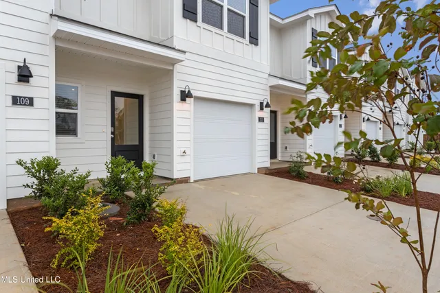 $2,200 | 111 Harper Grove Circle, Ocean Springs, MS 39564