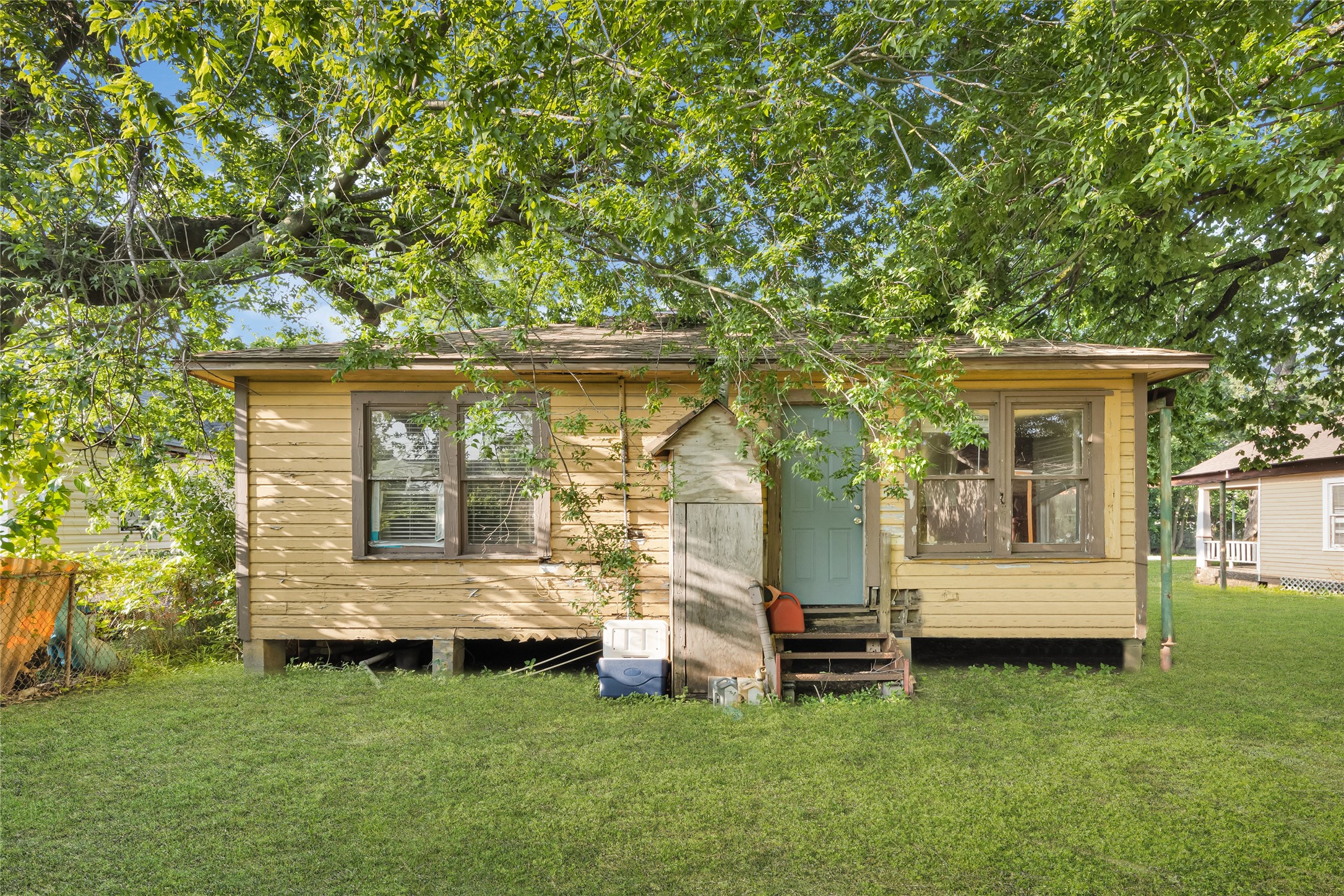 7305 Tremper Street Houston, TX 77020 - Photo 25 of 28 a view of a house with a backyard