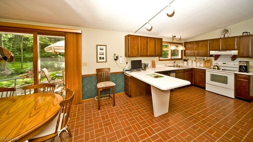 11399 County Line Road Chesterland, OH 44026 - Photo 5 of 24 Expansive Eat-In Kitchen with patio doors that open to the deck