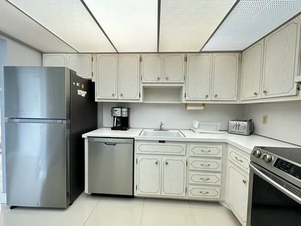 $2,400 | 1985 South Ocean Drive, Unit 21A, Hallandale Beach, FL 33009