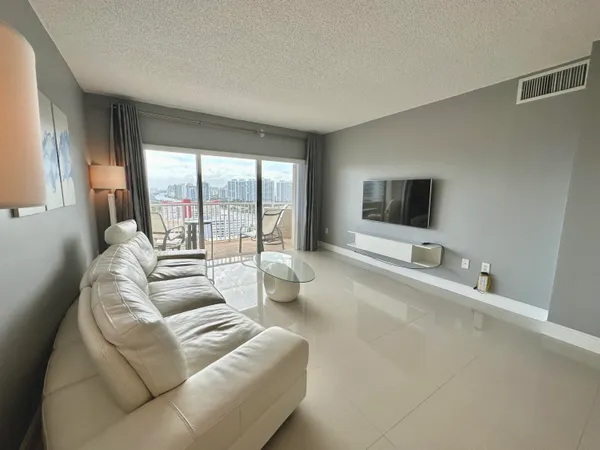 $2,400 | 1985 South Ocean Drive, Unit 21A, Hallandale Beach, FL 33009