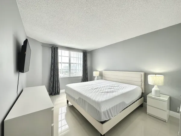 $2,400 | 1985 South Ocean Drive, Unit 21A, Hallandale Beach, FL 33009