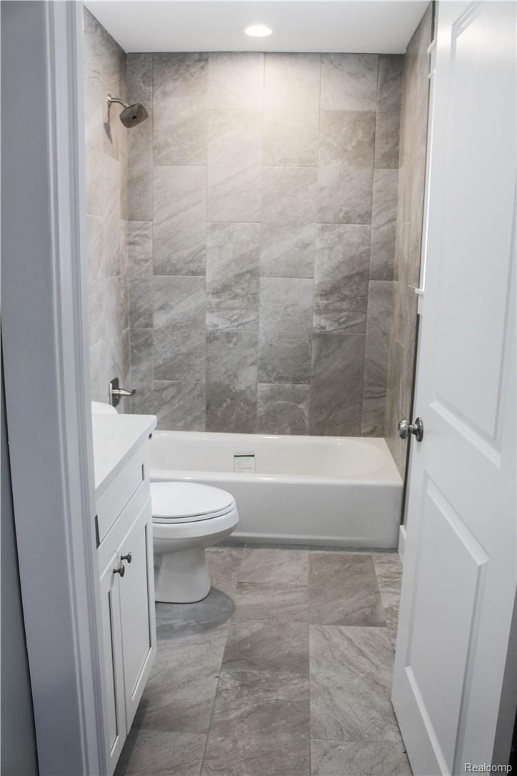 98 North Baldwin Road Oxford, MI 48371 - Photo 15 of 33 2nd Floor Bath