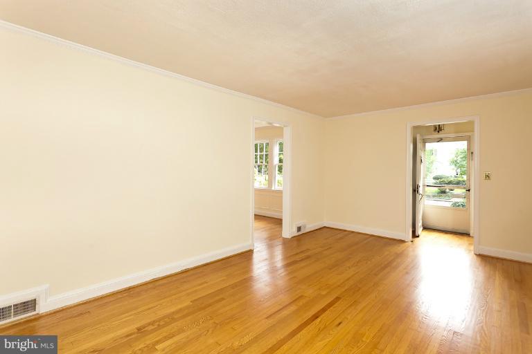 310 Broadmoor Road Baltimore, MD 21212 - Photo 12 of 30 Living Room