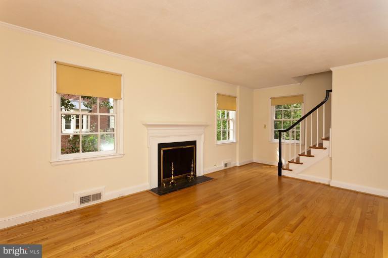 310 Broadmoor Road Baltimore, MD 21212 - Photo 17 of 30 Living Room