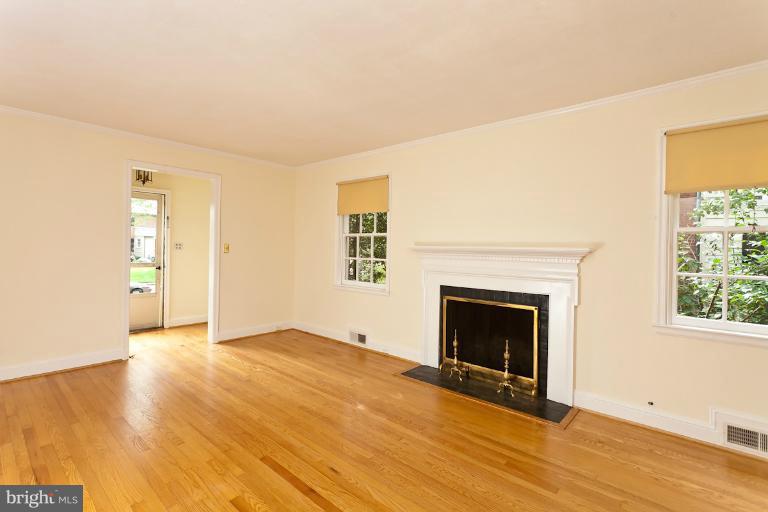 310 Broadmoor Road Baltimore, MD 21212 - Photo 23 of 30 Living Room