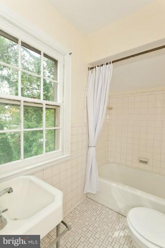 310 Broadmoor Road Baltimore, MD 21212 - Photo 8 of 30 Bath (Master)