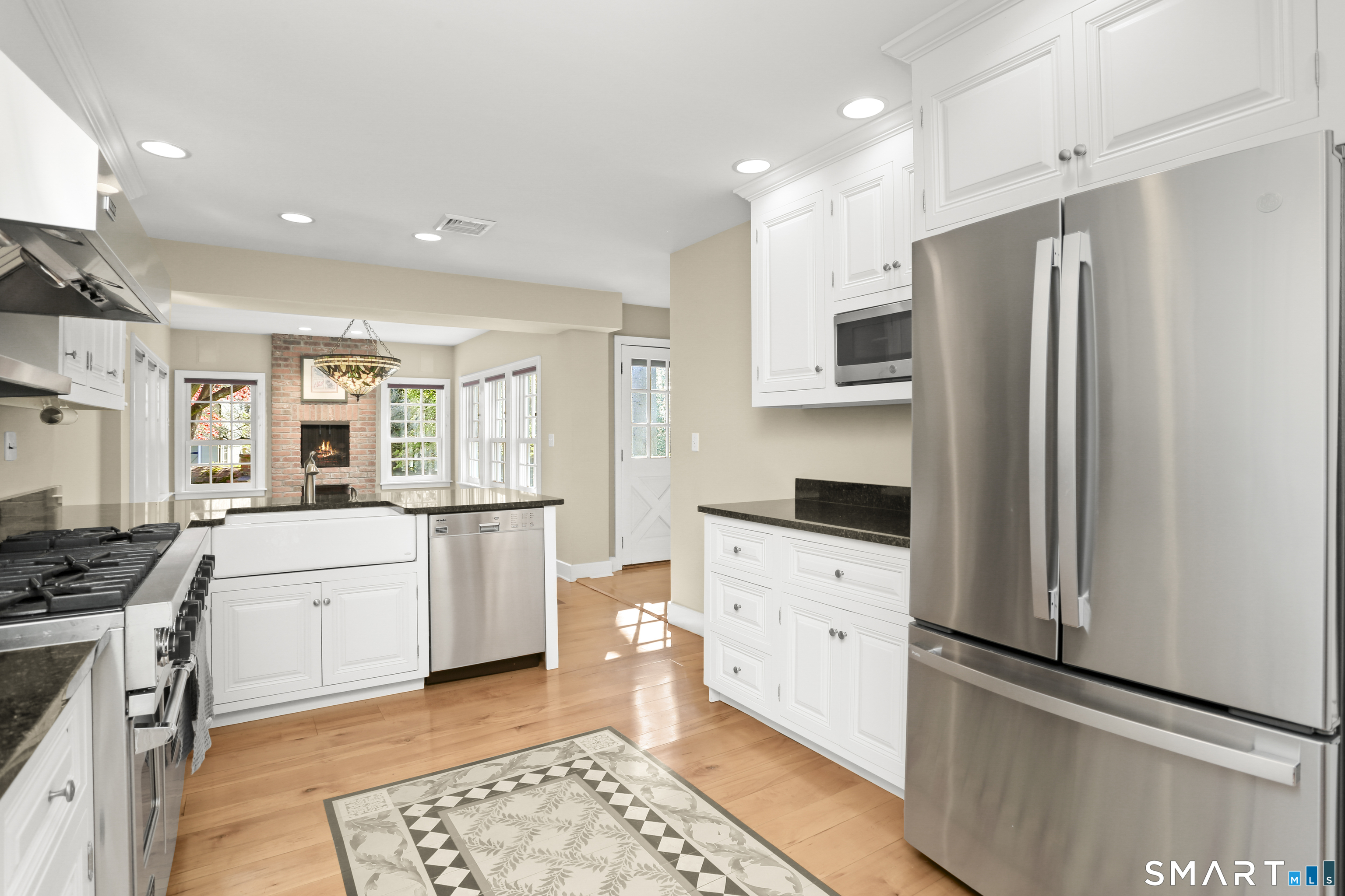1005 Old Post Road Fairfield, CT 06824 - Photo 9 of 34