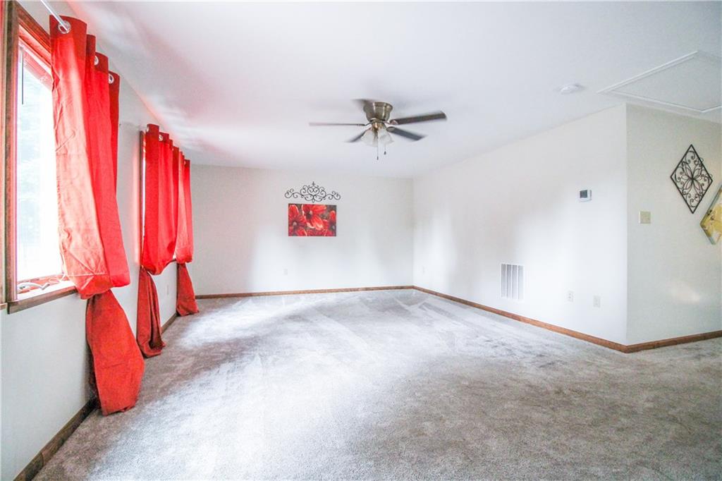 9725 Grosick Road Pittsburgh, PA 15237 - Photo 4 of 24 Living room