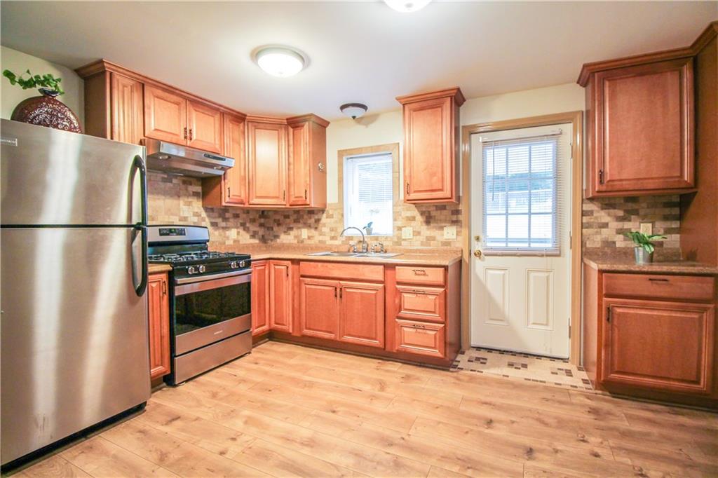 9725 Grosick Road Pittsburgh, PA 15237 - Photo 8 of 24 Kitchen